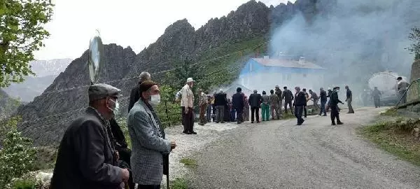 YUSUFELİ'NDE 2 KATLI EV YANDI YUSUFELİ'NDE 2 KATLI EV YANDI