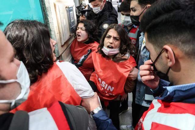 1 Mayıs yürüyüşleri nedeniyle Taksim'e çıkmak isteyen 212 kişi gözaltına alındı 1 Mayıs yürüyüşleri nedeniyle Taksim'e çıkmak isteyen 212 kişi gözaltına alındı