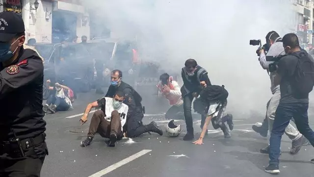 1 Mayıs yürüyüşleri nedeniyle Taksim'e çıkmak isteyen 212 kişi gözaltına alındı 1 Mayıs yürüyüşleri nedeniyle Taksim'e çıkmak isteyen 212 kişi gözaltına alındı