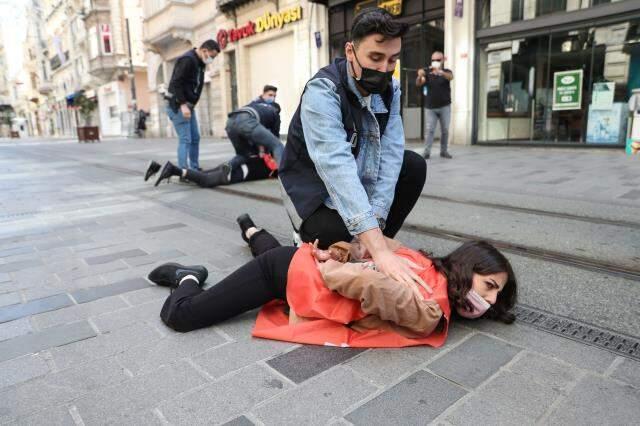 1 Mayıs yürüyüşleri nedeniyle Taksim'e çıkmak isteyen 212 kişi gözaltına alındı 1 Mayıs yürüyüşleri nedeniyle Taksim'e çıkmak isteyen 212 kişi gözaltına alındı