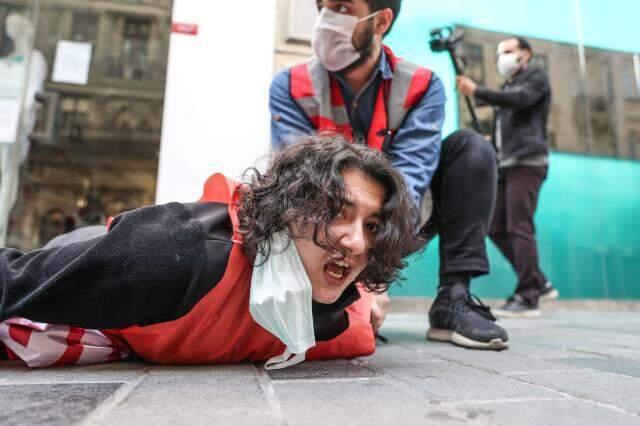 1 Mayıs yürüyüşleri nedeniyle Taksim'e çıkmak isteyen 212 kişi gözaltına alındı