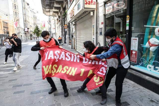 1 Mayıs yürüyüşleri nedeniyle Taksim'e çıkmak isteyen 212 kişi gözaltına alındı 1 Mayıs yürüyüşleri nedeniyle Taksim'e çıkmak isteyen 212 kişi gözaltına alındı