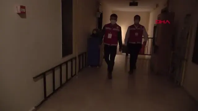 Aç kalan yavruyu, anne kediye Vefa Sosyal Destek ekibi götürdü Aç kalan yavruyu, anne kediye Vefa Sosyal Destek ekibi götürdü