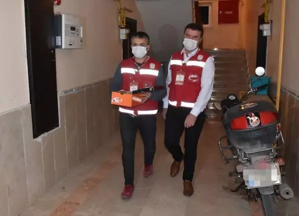 Aç kalan yavruyu, anne kediye Vefa Sosyal Destek ekibi götürdü Aç kalan yavruyu, anne kediye Vefa Sosyal Destek ekibi götürdü