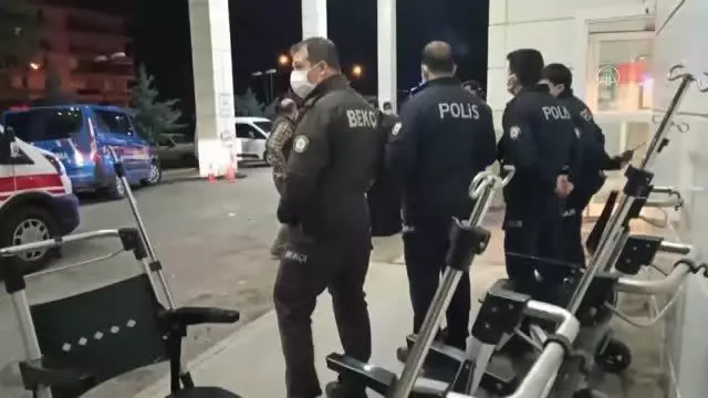 Son dakika haber! AFYONKARAHİSAR - Tabancayla 2 kişiyi yaraladığı öne sürülen zanlı, kalp krizinden öldü Son dakika haber! AFYONKARAHİSAR - Tabancayla 2 kişiyi yaraladığı öne sürülen zanlı, kalp krizinden öldü