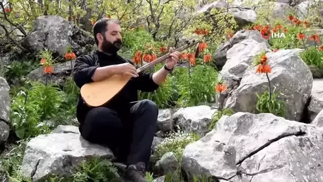 Ağlayan gelinlerin görsel şölenine sazı ve sözüyle eşlik etti