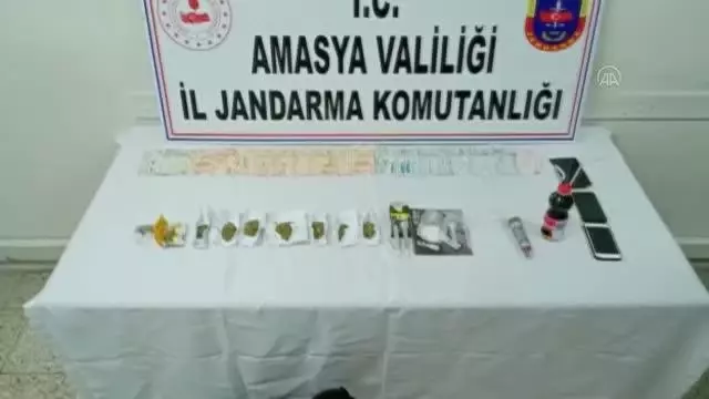 Araçlarında uyuşturucu bulunan 2 kişi tutuklandı Araçlarında uyuşturucu bulunan 2 kişi tutuklandı
