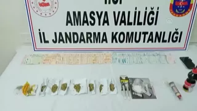Araçlarında uyuşturucu bulunan 2 kişi tutuklandı Araçlarında uyuşturucu bulunan 2 kişi tutuklandı