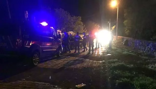 Baba-oğul akrabalarını silahla yaralayan kişi, kalp krizi geçirip, öldü Baba-oğul akrabalarını silahla yaralayan kişi, kalp krizi geçirip, öldü