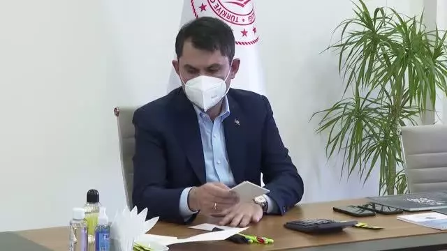 Bakan Kurum, Sivrice'de TOKİ tarafından depremzedeler için yapılan konutlarda incelemelerde bulundu Bakan Kurum, Sivrice'de TOKİ tarafından depremzedeler için yapılan konutlarda incelemelerde bulundu