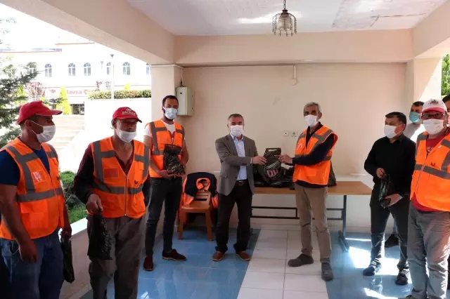 Havza Belediye Başkanı Özdemir'den işçilere 1 Mayıs kutlaması ziyareti Havza Belediye Başkanı Özdemir'den işçilere 1 Mayıs kutlaması ziyareti