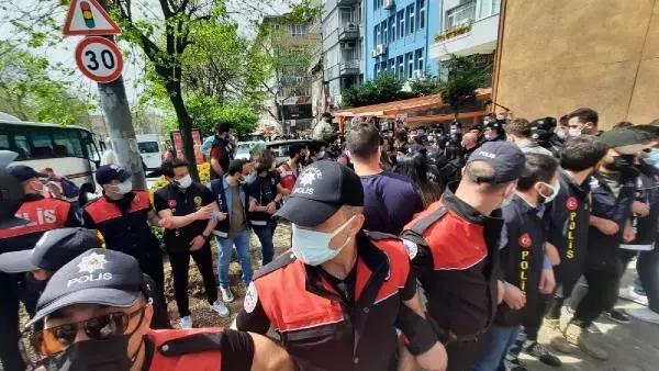 Taksim Meydanı'na izinsiz yürümek isteyen gruplara müdahale edildi Taksim Meydanı'na izinsiz yürümek isteyen gruplara müdahale edildi