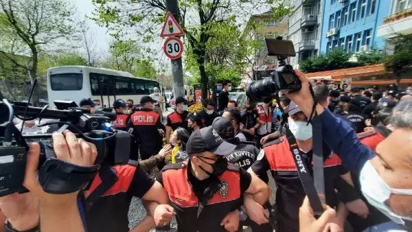 Taksim Meydanı'na izinsiz yürümek isteyen gruplara müdahale edildi