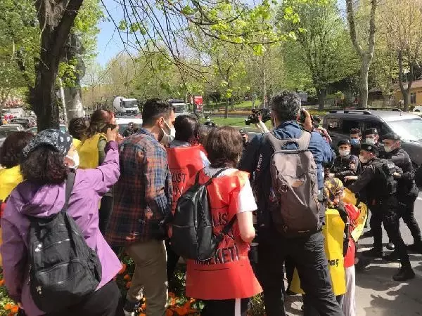 Taksim Meydanı'na izinsiz yürümek isteyen gruplara müdahale edildi