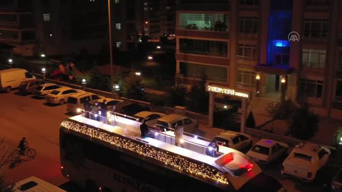 Beypazarı Belediyesi, ses otobüsü ile mahalle mahalle gezerek vatandaşa ilahi ziyafeti sunuyor