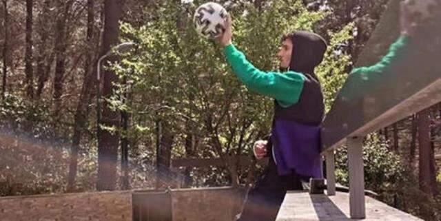 Bileğindeki kırık nedeniyle '3 ay sahalardan uzak kalacak' denilen Altay Bayındır, elindeki bandajı attı ve çalışmalara başladı