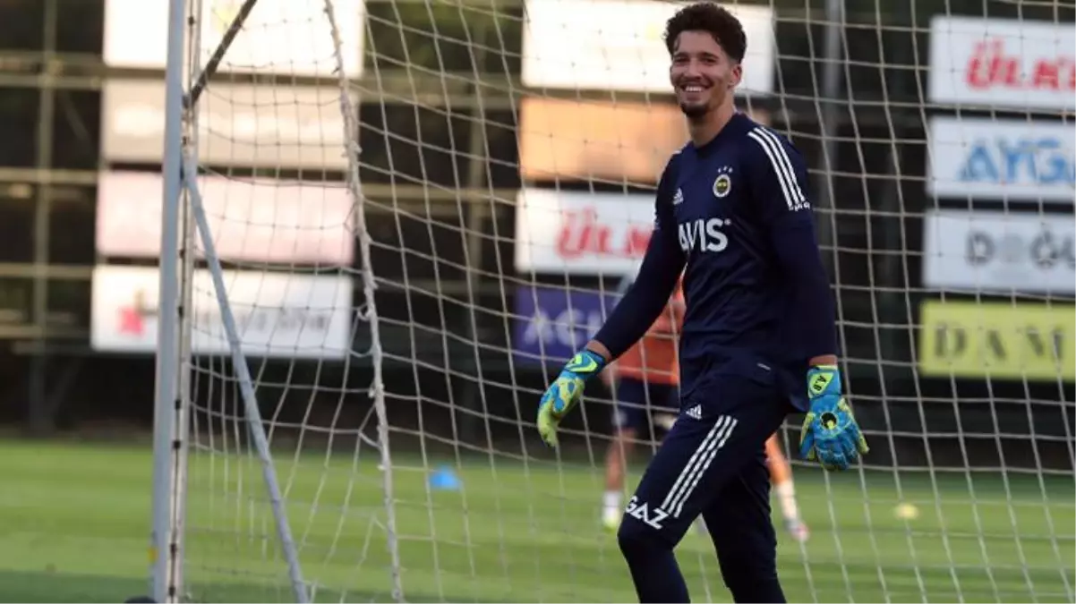 Bileğindeki kırık nedeniyle '3 ay sahalardan uzak kalacak' denilen Altay Bayındır, bandajını attı ve çalışmalara başladı