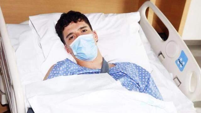 Bileğindeki kırık nedeniyle '3 ay sahalardan uzak kalacak' denilen Altay Bayındır, elindeki bandajı attı ve çalışmalara başladı