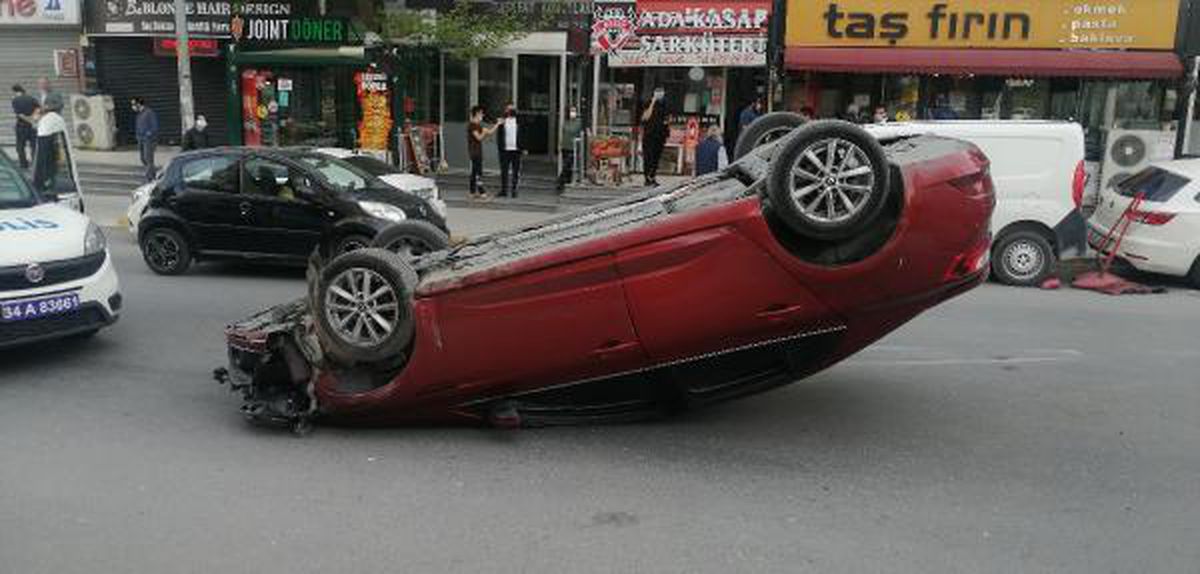 Boş yolda park halindeki otomobile çarpıp takla attı! Kaza anları kamerada
