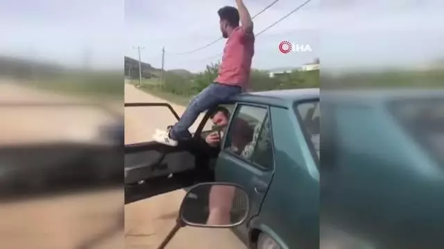 Bu kadarına da 'pes' dedirten görüntüler...Hareket halindeki aracın üzerine çıkıp oynamaya başladı Bu kadarına da 'pes' dedirten görüntüler...Hareket halindeki aracın üzerine çıkıp oynamaya başladı