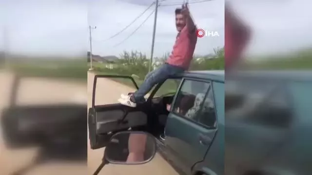 Bu kadarına da 'pes' dedirten görüntüler...Hareket halindeki aracın üzerine çıkıp oynamaya başladı Bu kadarına da 'pes' dedirten görüntüler...Hareket halindeki aracın üzerine çıkıp oynamaya başladı