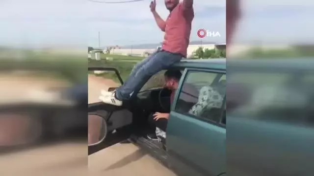 Bu kadarına da 'pes' dedirten görüntüler...Hareket halindeki aracın üzerine çıkıp oynamaya başladı Bu kadarına da 'pes' dedirten görüntüler...Hareket halindeki aracın üzerine çıkıp oynamaya başladı