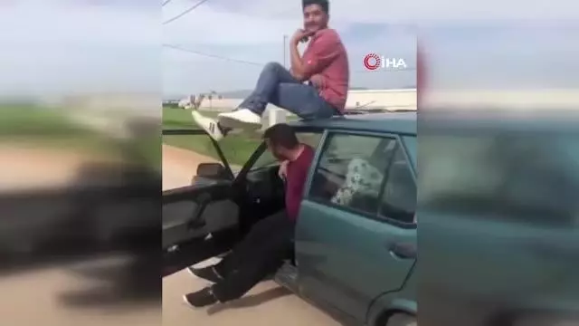 Bu kadarına da 'pes' dedirten görüntüler...Hareket halindeki aracın üzerine çıkıp oynamaya başladı Bu kadarına da 'pes' dedirten görüntüler...Hareket halindeki aracın üzerine çıkıp oynamaya başladı