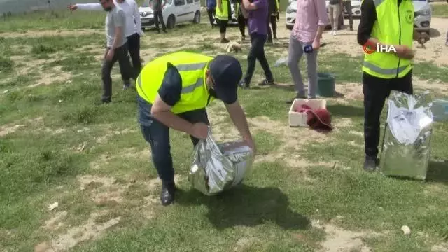 Bursa'da gönüllüler can dostları için kısıtlamayı deldi Bursa'da gönüllüler can dostları için kısıtlamayı deldi