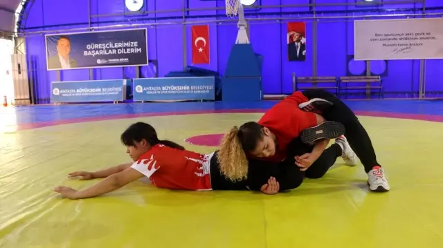 Büyükşehir'in kadın güreşçileri milli takım için ter dökecek Büyükşehir'in kadın güreşçileri milli takım için ter dökecek