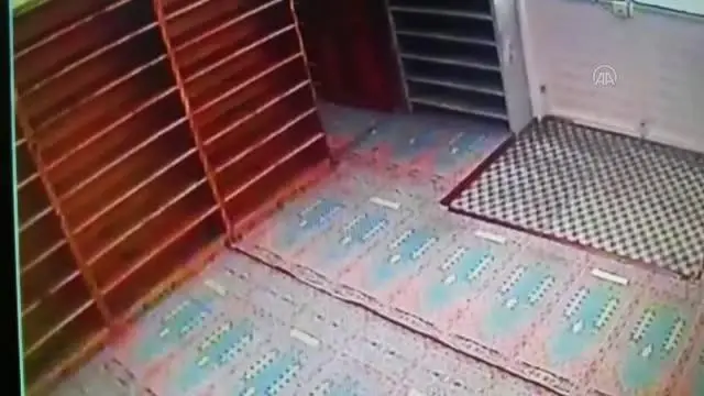 Camide hırsızlık yapan şüpheli tutuklandı Camide hırsızlık yapan şüpheli tutuklandı