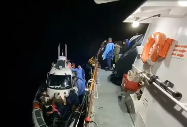 Çanakkale açıklarında 56 düzensiz göçmen kurtarıldı Çanakkale açıklarında 56 düzensiz göçmen kurtarıldı