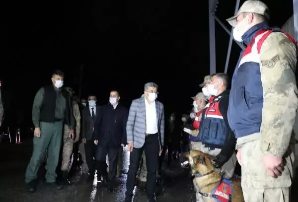 Denetimlere katılan Van Valisi, sürücülerin izin belgelerini kontrol etti Denetimlere katılan Van Valisi, sürücülerin izin belgelerini kontrol etti