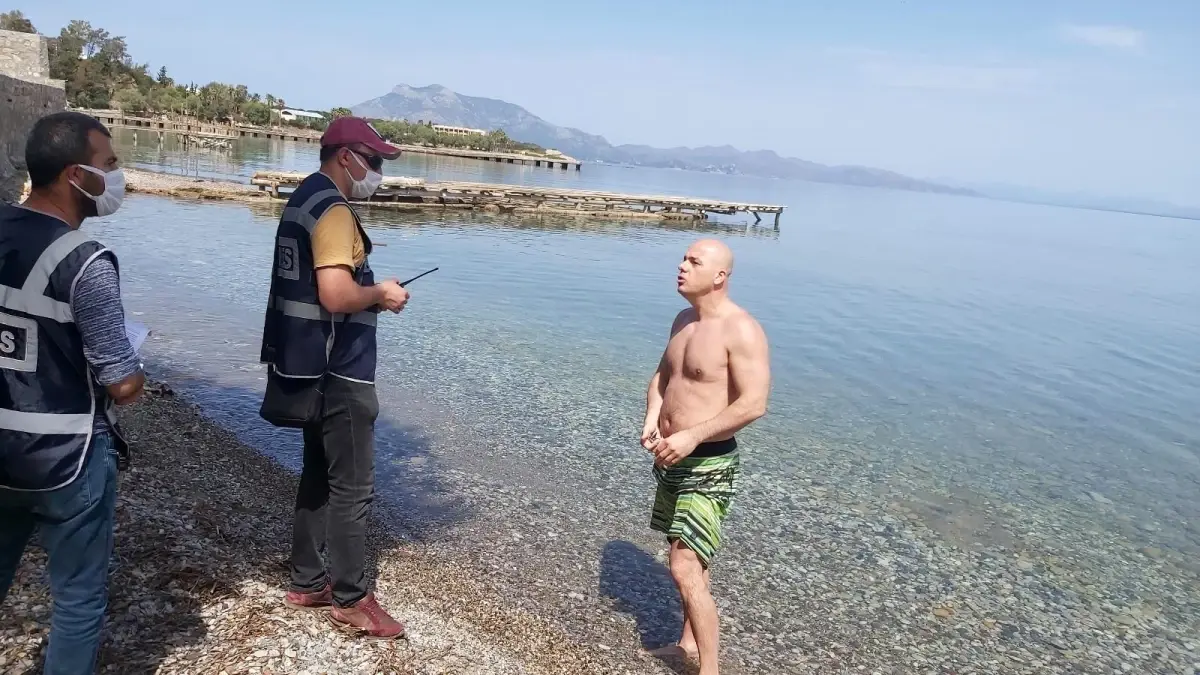 Denize girdi, 'İşsizim, ceza kesmeyin' dedi