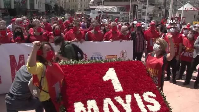 DİSK Cumhuriyet Anıtı'na çelenk bıraktı DİSK Cumhuriyet Anıtı'na çelenk bıraktı