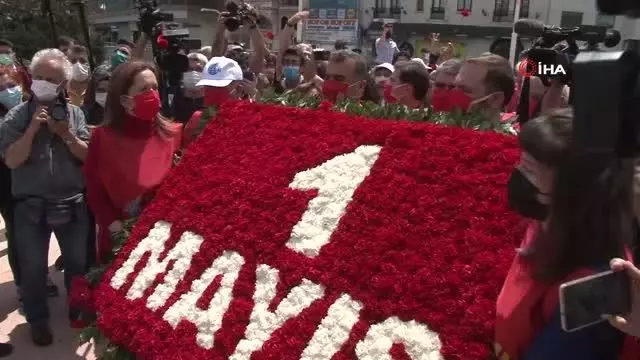 DİSK Cumhuriyet Anıtı'na çelenk bıraktı