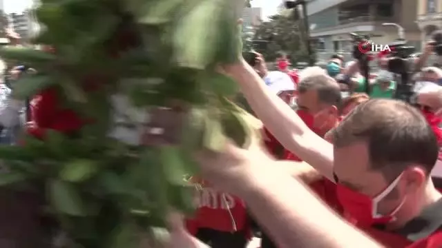 DİSK Cumhuriyet Anıtı'na çelenk bıraktı