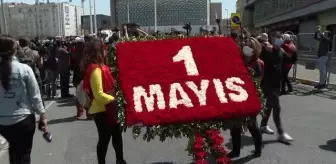 Kazancı Yokuşu: Sendikalar, 1 Mayıs dolayısıyla Taksim Cumhuriyet Anıtı'na çelenk bıraktı Kazancı Yokuşu: Sendikalar, 1 Mayıs dolayısıyla Taksim Cumhuriyet Anıtı'na çelenk bıraktı