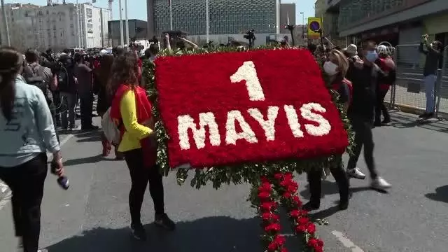 Sendikalar, 1 Mayıs dolayısıyla Taksim Cumhuriyet Anıtı'na çelenk bıraktı Sendikalar, 1 Mayıs dolayısıyla Taksim Cumhuriyet Anıtı'na çelenk bıraktı