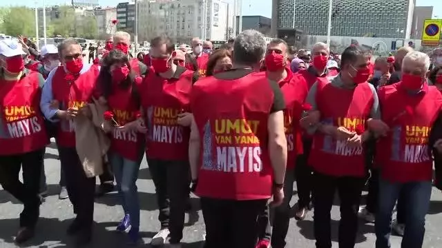 Sendikalar, 1 Mayıs dolayısıyla Taksim Cumhuriyet Anıtı'na çelenk bıraktı