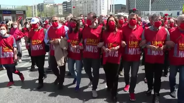 Sendikalar, 1 Mayıs dolayısıyla Taksim Cumhuriyet Anıtı'na çelenk bıraktı
