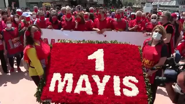 Sendikalar, 1 Mayıs dolayısıyla Taksim Cumhuriyet Anıtı'na çelenk bıraktı