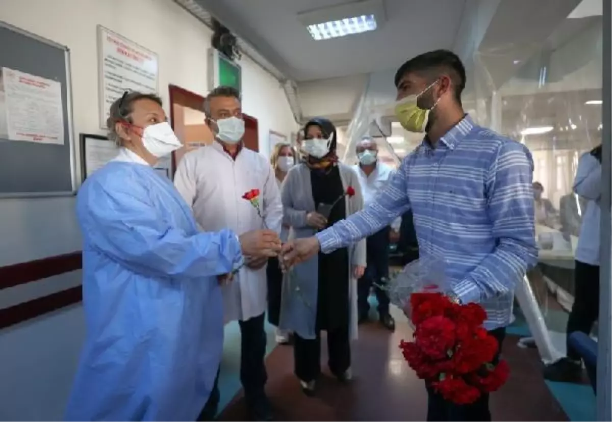 Doktoru 'tehdit eden' şüpheli, sağlık çalışanlarına karanfil dağıtarak ceza almaktan kurtuldu