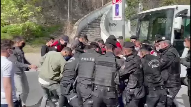Son dakika haberleri! Dolmabahçe'den Taksim'e yürümek isteyen gruba polis müdahale etti Son dakika haberleri! Dolmabahçe'den Taksim'e yürümek isteyen gruba polis müdahale etti