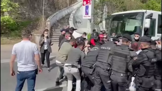 Son dakika haberleri! Dolmabahçe'den Taksim'e yürümek isteyen gruba polis müdahale etti