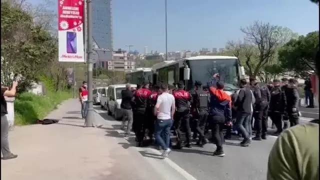 Son dakika haberleri! Dolmabahçe'den Taksim'e yürümek isteyen gruba polis müdahale etti