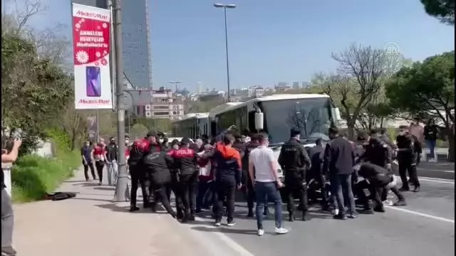 Son dakika haberleri! Dolmabahçe'den Taksim'e yürümek isteyen gruba polis müdahale etti