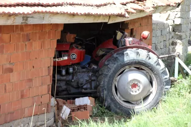 Traktörün ahır duvarına çarpması sonucu 2 kişi yaralandı Traktörün ahır duvarına çarpması sonucu 2 kişi yaralandı