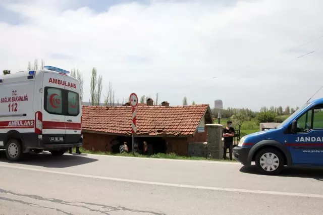 Traktörün ahır duvarına çarpması sonucu 2 kişi yaralandı Traktörün ahır duvarına çarpması sonucu 2 kişi yaralandı