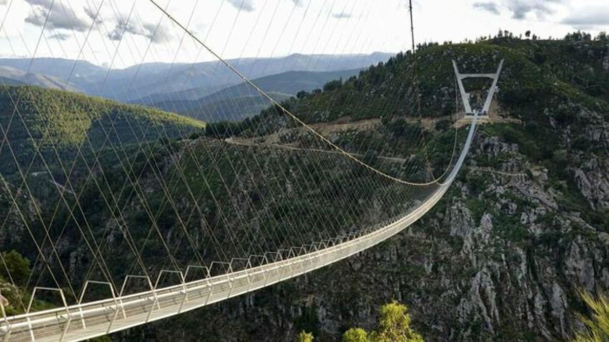 Dünyanın en uzun yaya asma köprüsü Portekiz'de açıldı