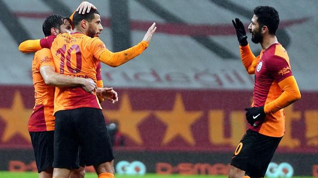 Geçtiğimiz ay Galatasaray'dan gönderilen Belhanda, bir suçluymuş gibi kulüp televizyonunda sansüre uğradı